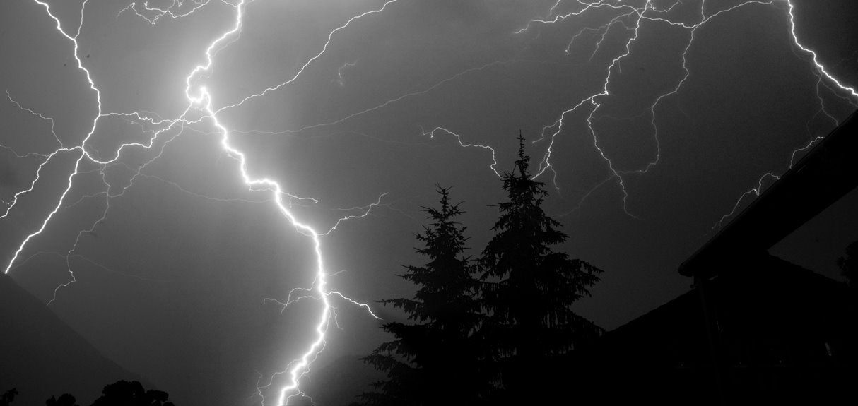 lightning forms due to electrical discharge